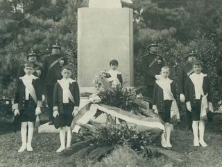 Nella foto d’epoca un momento dell’inaugurazione del monumento di Antonio Fogazzaro avvenuto il 6 novembre 1932